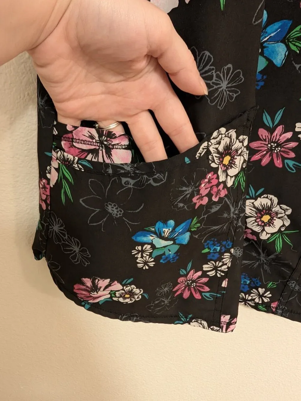 ScrubStar Black Floral Scrub Top Women Size Small